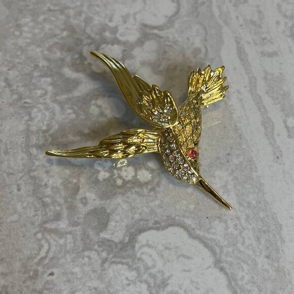 Hummingbird gold toned pin brooch pink eye rhinestone detail - Picture 3 of 12